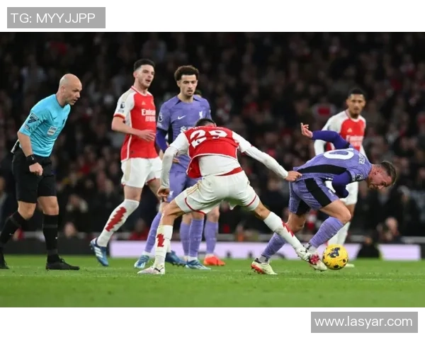 英超激战：马竞与利物浦战成平局精彩瞬间引发全场热烈反响