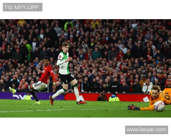 足总杯精彩对决巴黎圣日耳曼与曼联战成平局乌龙球引发争议判罚全场沸腾